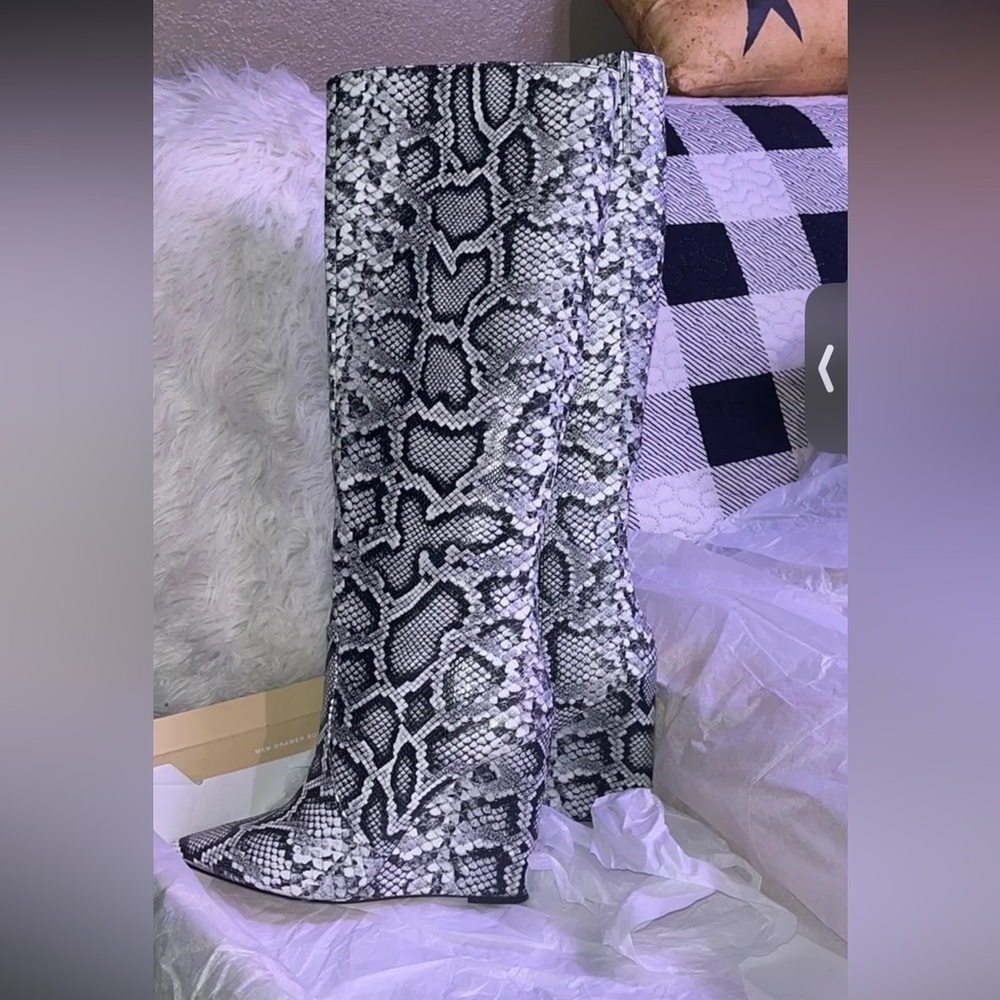 Michael Kors Black and White Snake Print Heeled Boots, PLEASE MAKE OFFERS!! - Picture 3 of 10
